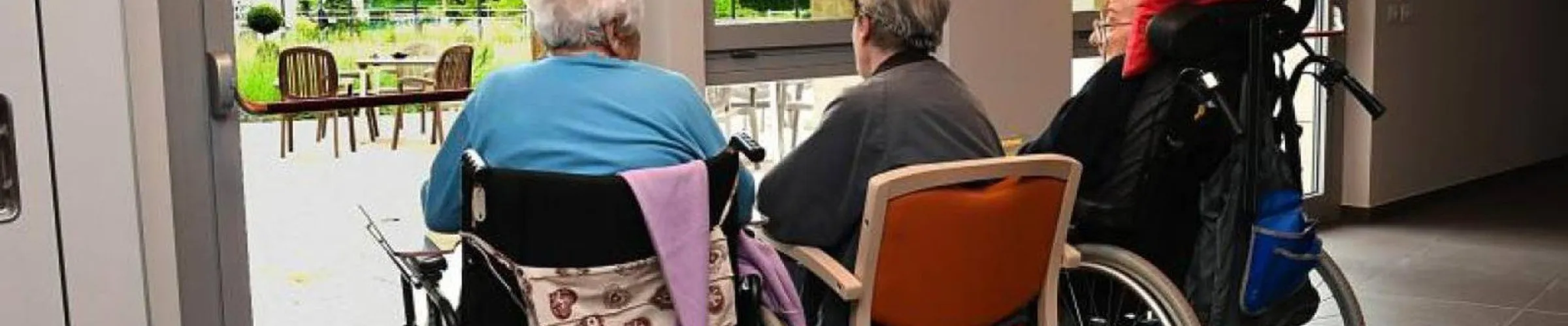 Anziani in sedia a rotelle