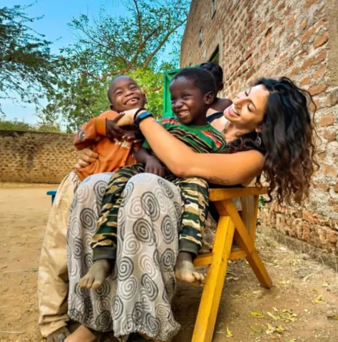 Ragazza con bambini